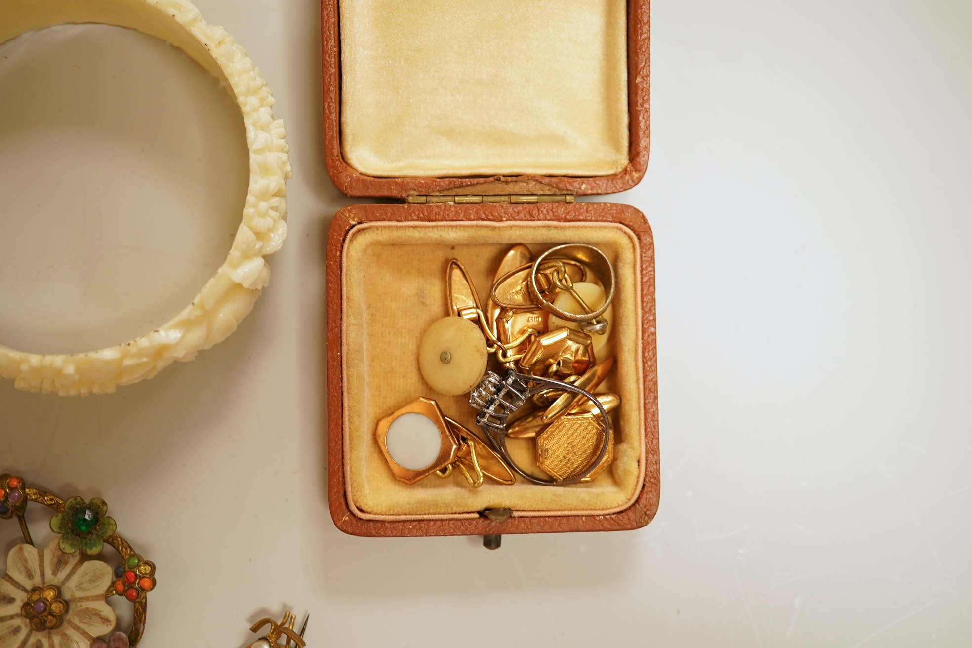 A small group of assorted jewellery including a gold plated curb link bracelet, silver brooch, simulated pearl necklace and costume.